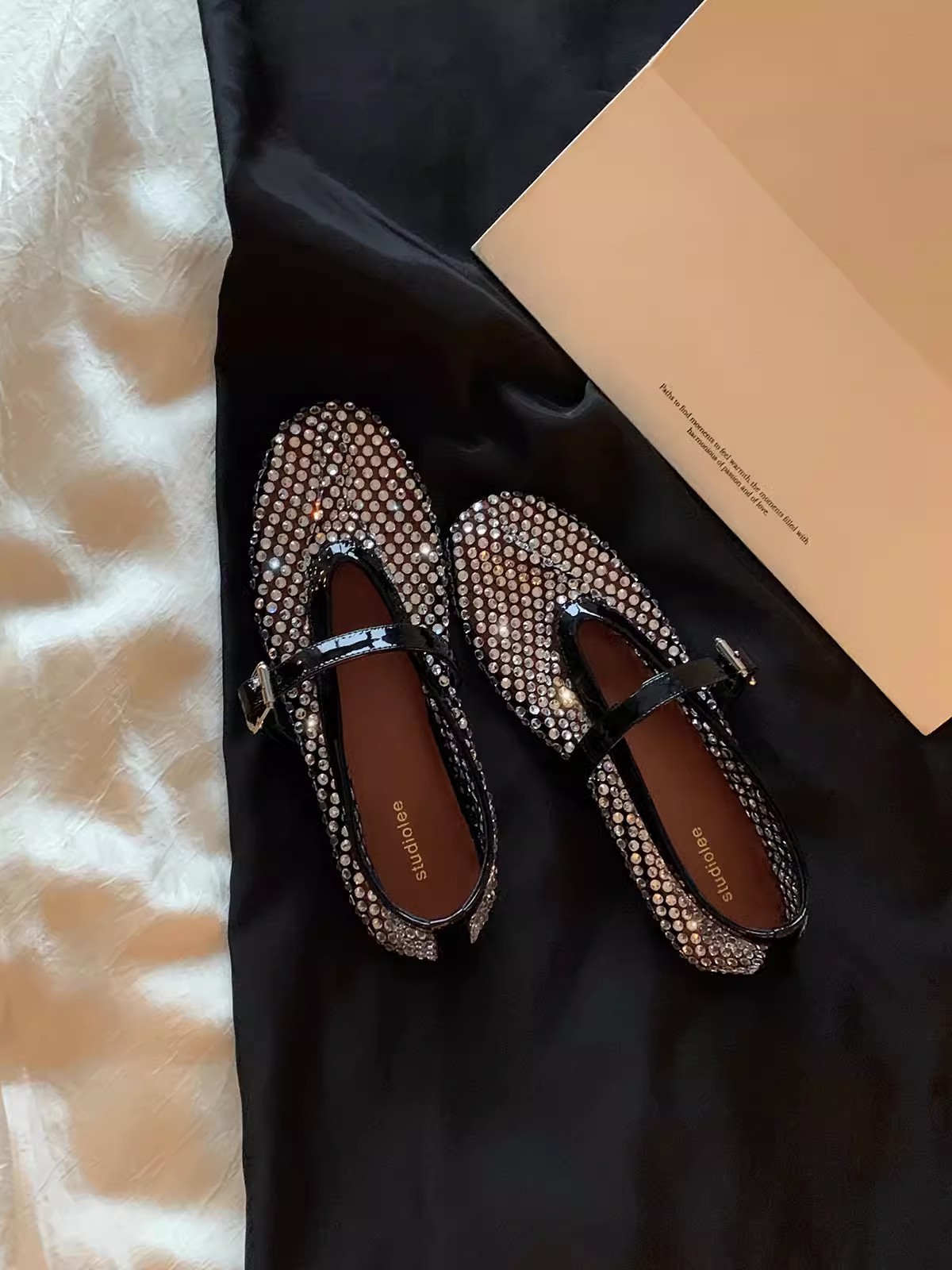 Versión de piel de oveja ~ Grape Madre con el mismo tipo de diamante brillante hebilla de malla superficial de verano zapatos de soltero de mujer