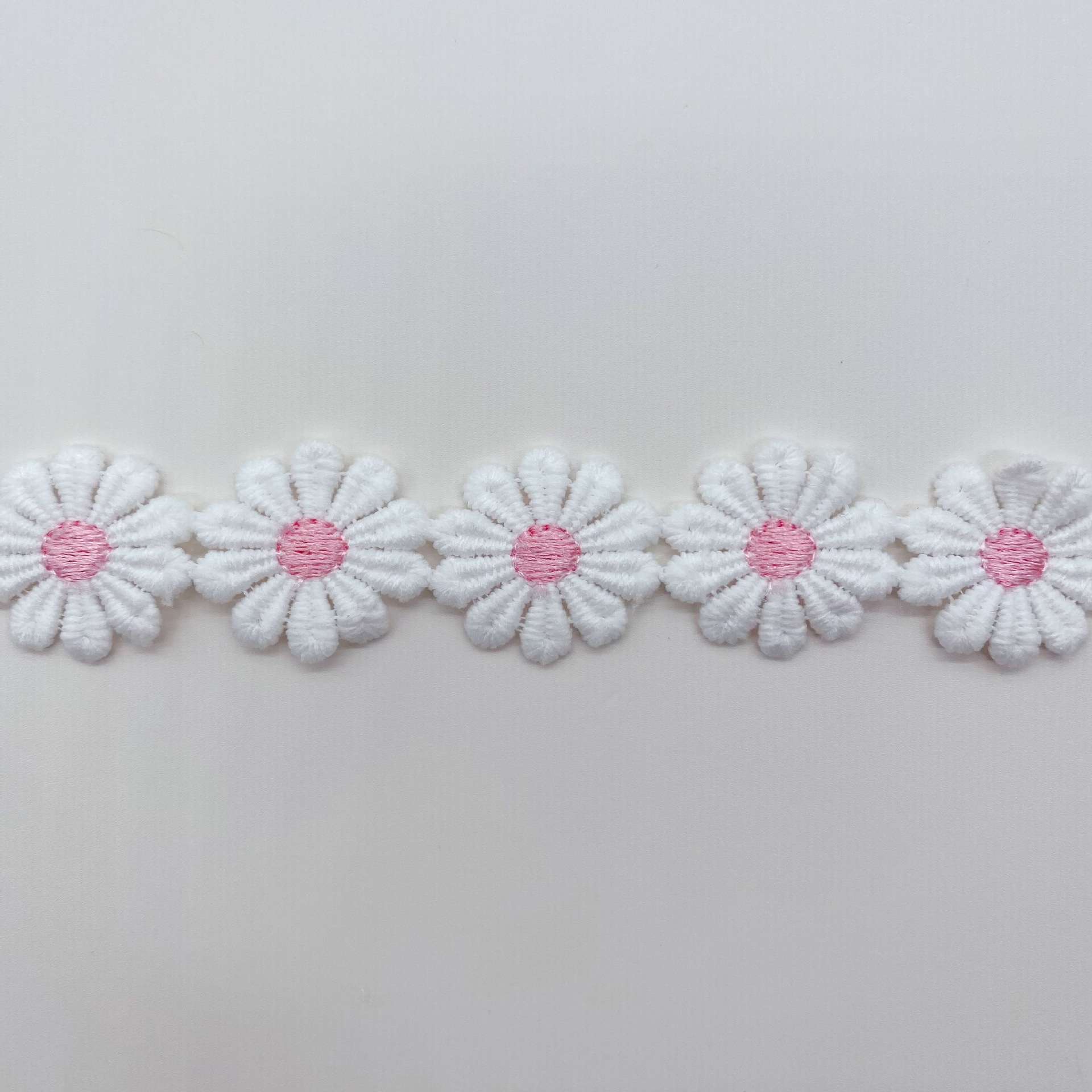 Color bordado encaje al por mayor en stock ordenador bordado encaje código de barras hecho a mano bricolaje accesorios de ropa para niños encaje soluble en agua