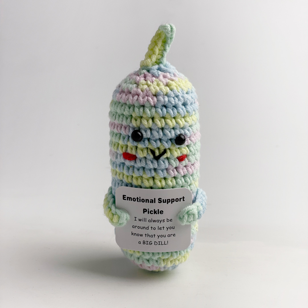 Amazon transfronterizo nuevo lindo energía positiva emocional pepino pepinillo muñeca hecha a mano de punto regalo creativo en stock