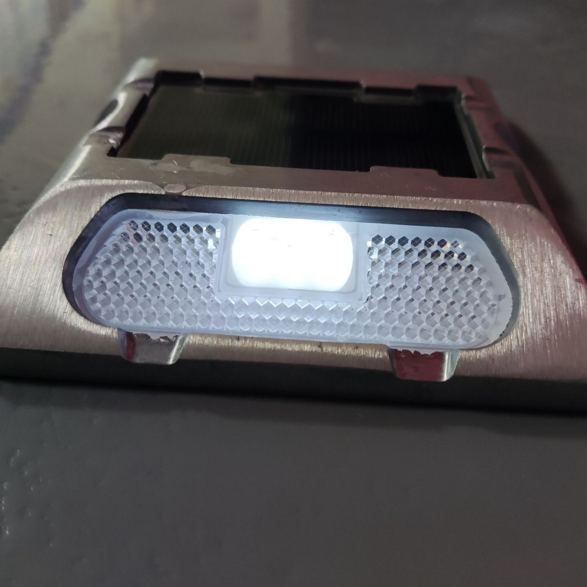 2025新款抗压防水太阳能道钉可视距离远 方形道钉GPS路钉灯