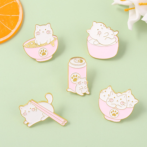Amazon hot-selling new product creative cartoon kitten ramen bowls and chopsticks style painted alloy badge brooch wholesale