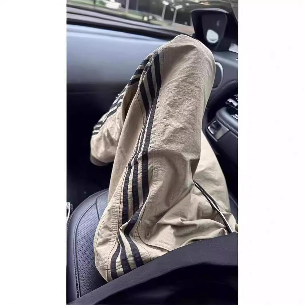 Pantalones a rayas de tres barras de color caqui pantalones de asalto de paracaídas de secado rápido de estilo fino de verano para hombres pantalones casuales rectos