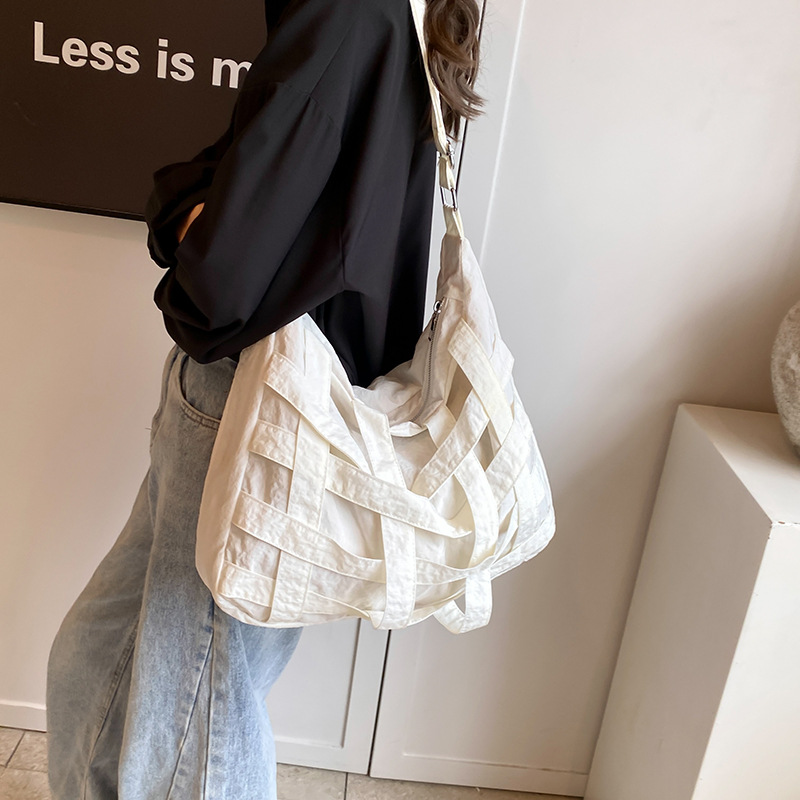 Bolso de mensajero de diseño de nicho 2024 nuevo bolso de hombro tejido hueco tridimensional bolso de hombro de gran capacidad para viajeros