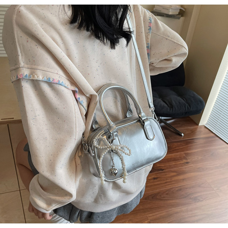 A fashionable Korean-style small square bag for women in the summer of 2025, featuring a simple and retro single-shoulder, crossbody and hand-held pillow bag undefined