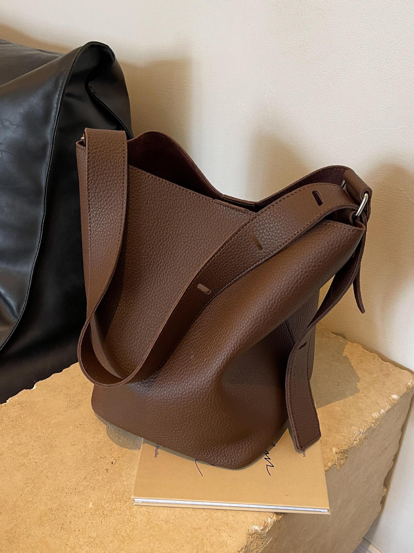 Bolso de cubo simple retro súper fuego transfronterizo para mujer 2025 nuevo bolso de hombro casual de todo fósforo Bolso Tote de gran capacidad