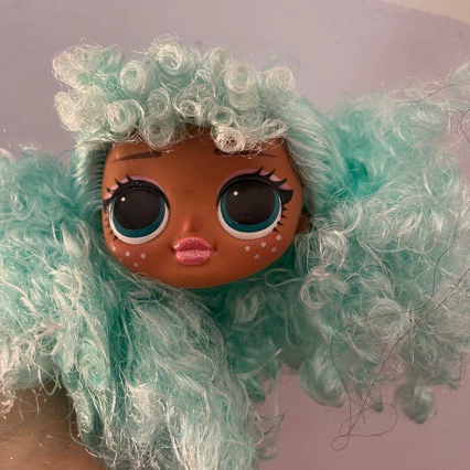 Голова ребенка большого сестры с зелеными волосами