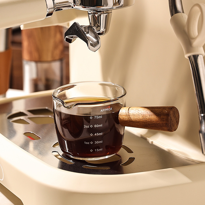 ガラスの小さいミルクの杯のイタリア式の濃縮コーヒーの杯の抽出量の杯は目盛りがついています。|undefined