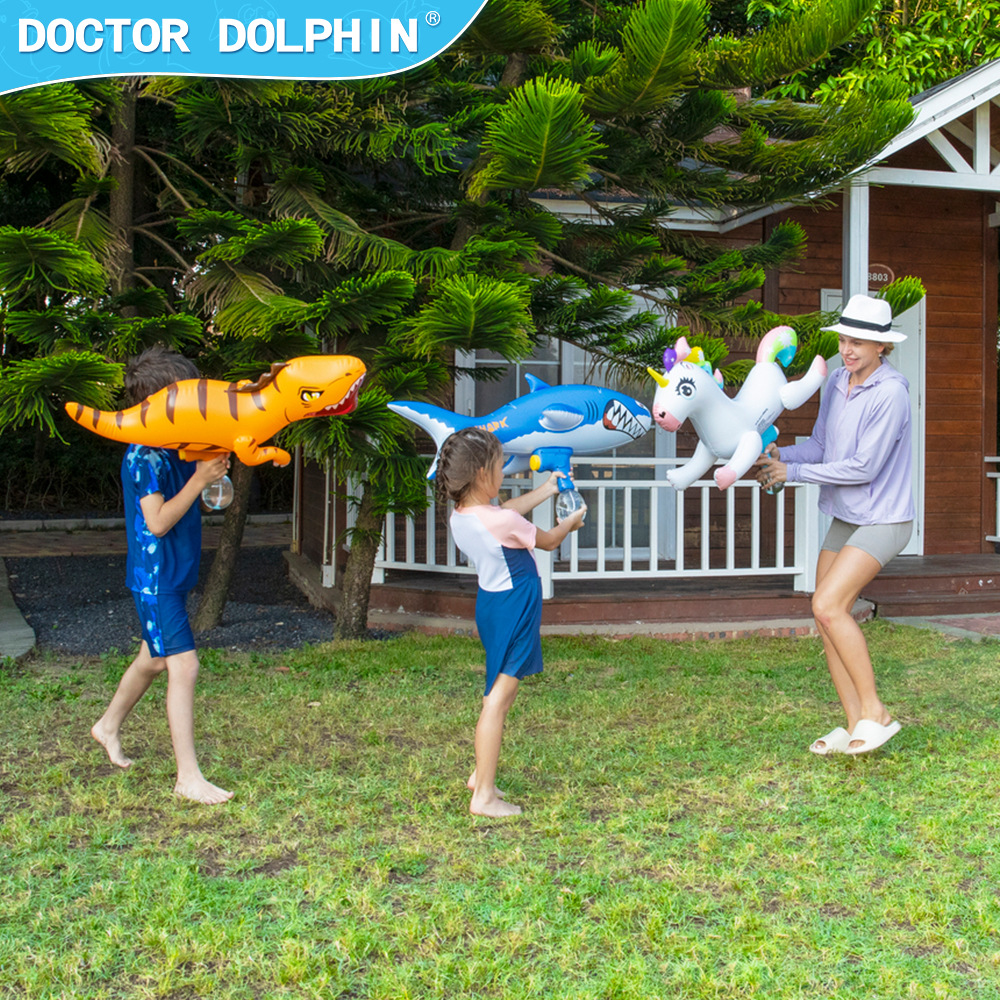 Doctor Dolphin Pistola de agua para niños Pistola de agua de dinosaurio Pistola de agua de tiburón Pistola de agua de unicornio Pistola de agua inflable de PVC en stock