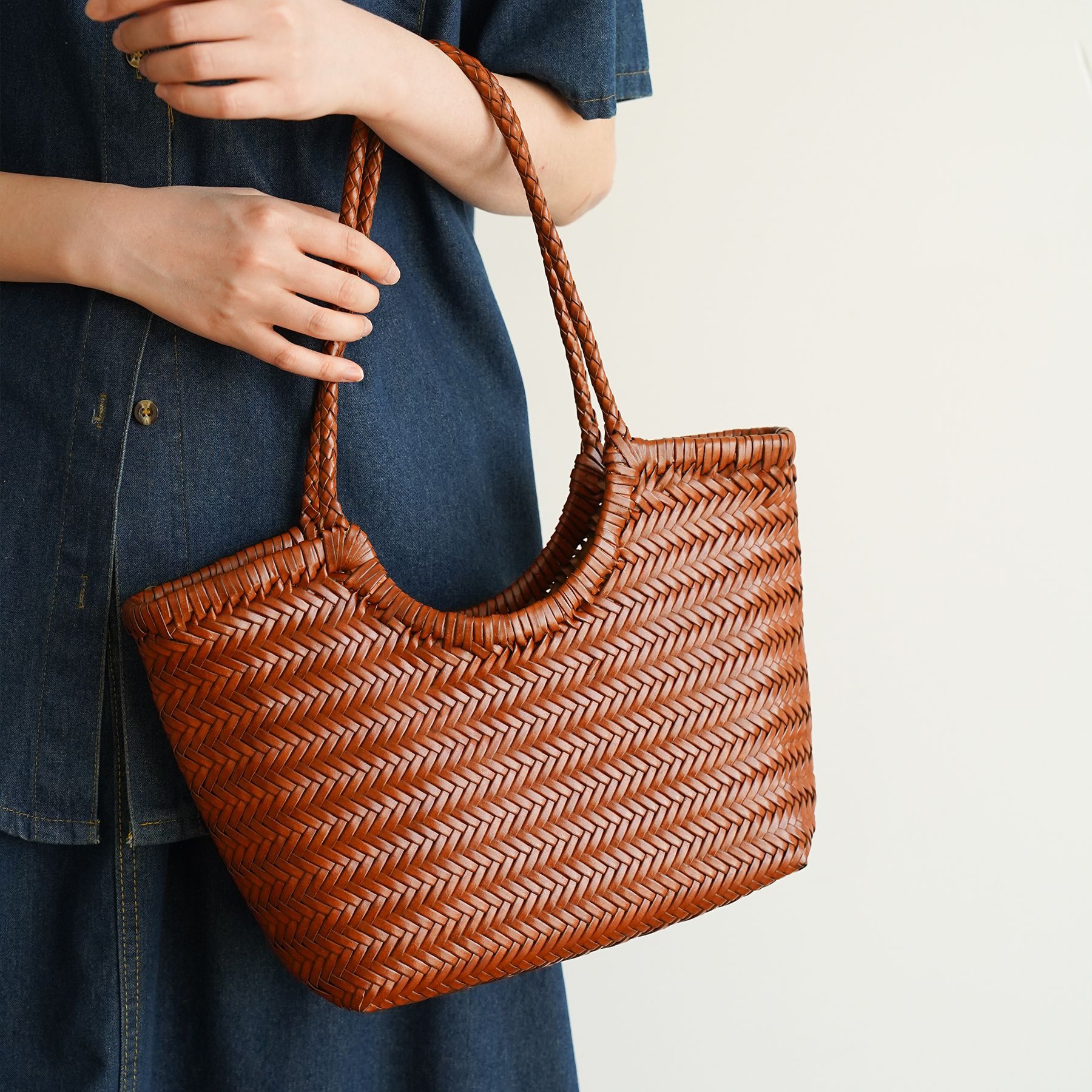 Retro woven underarm bag