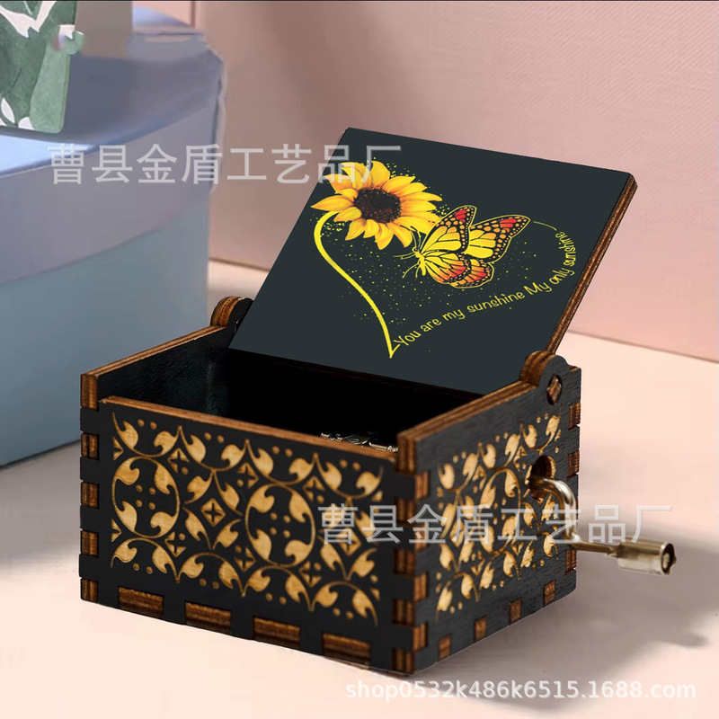木製の手で音楽箱のアイデアを揺らします。|undefined