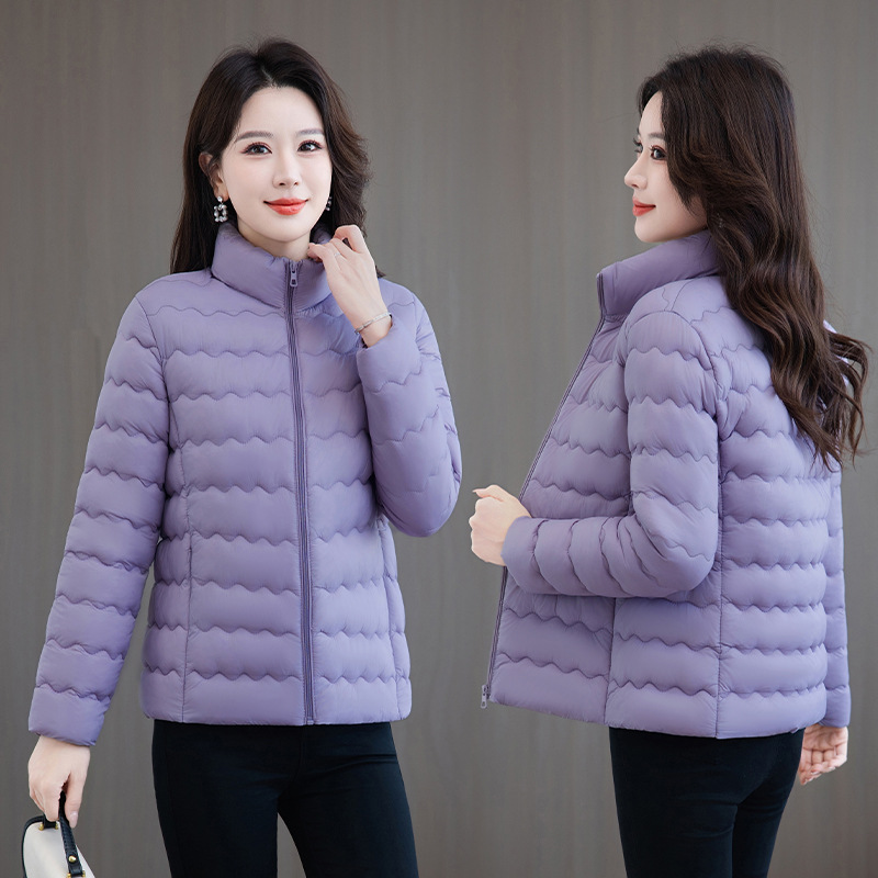 25 temperamento ligero y delgado ropa de damas gruesa 2025 invierno corto de mediana edad nuevo estilo casual abrigo de cuello ligero para mantener el calor