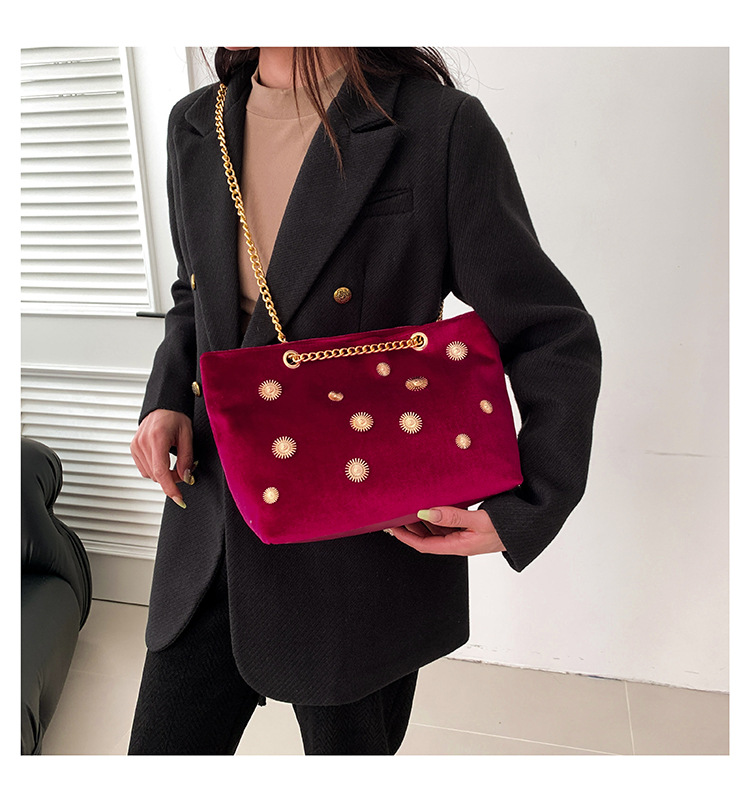 High-end and personalized hardware single-shoulder bag for women, new autumn 2024 collection, velvet chain handbag, stylish tote bag undefined