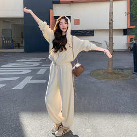 浅黄色休闲运动套装女2026春季新款卡通刺绣连帽卫衣阔腿裤两件套