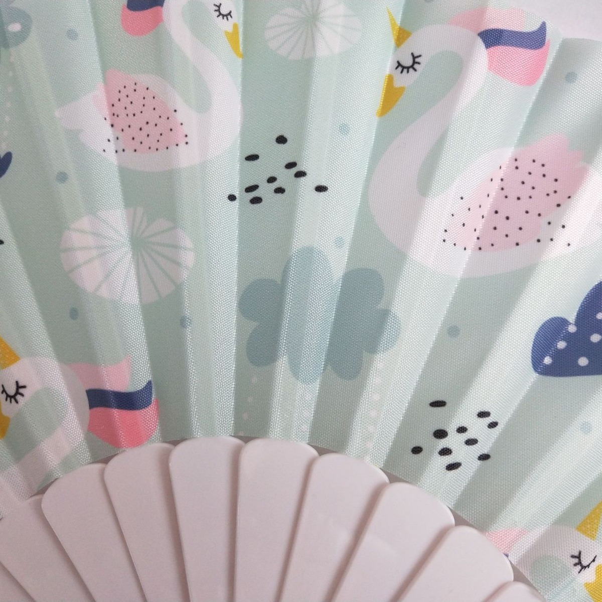 En stock creativo plástico hueso tela Oxford ventilador plegable 23cm plástico fresco ventilador plegable pequeño cisne