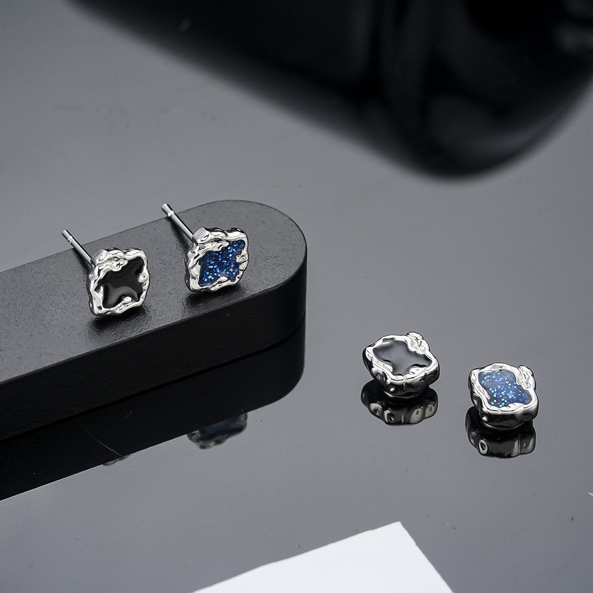 Fashionable trend small ear clips, design brand earrings, simple and elegant design