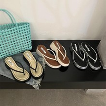 2025夏季新款厚底坡跟夹趾凉拖时尚网红同款人字拖韩版松糕女凉鞋