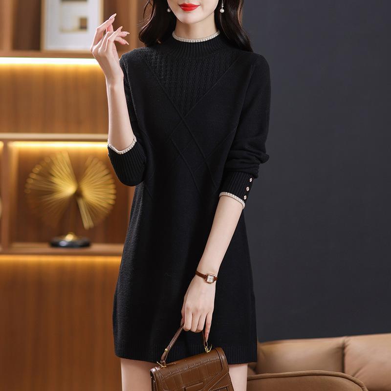 中長のセーターの女性がお尻を遮る洋気秋冬2024の新型の半高襟の底のシャツを厚くしてコートの中に合わせます。