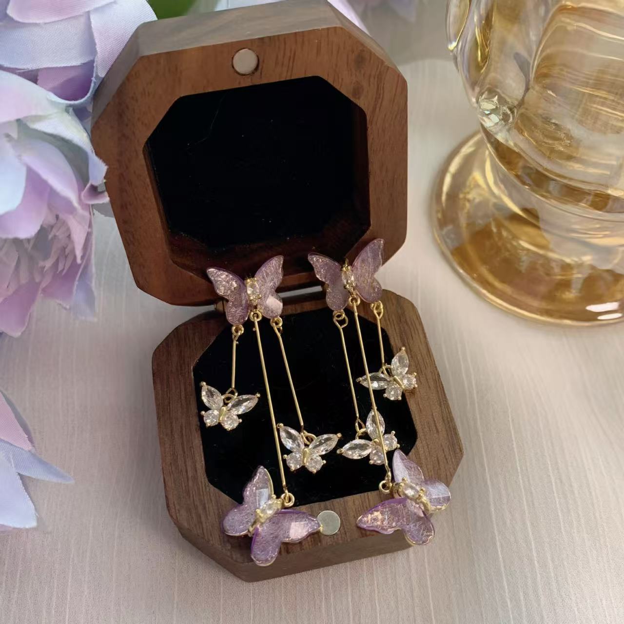 Aguja de plata con diamantes mariposa pendientes de bordilla estilo francés temperamento de moda pendientes pequeños frescos pendientes al por mayor para mujeres de alta calidad