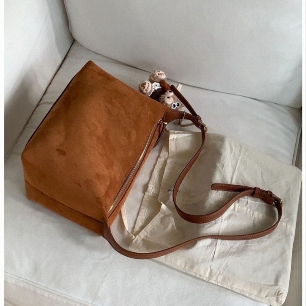 秋冬韓国版レトロ絨毛面シンプルな脇の餃子バッグシンプルな通勤鹿皮絨毛シングルショルダーバッグ