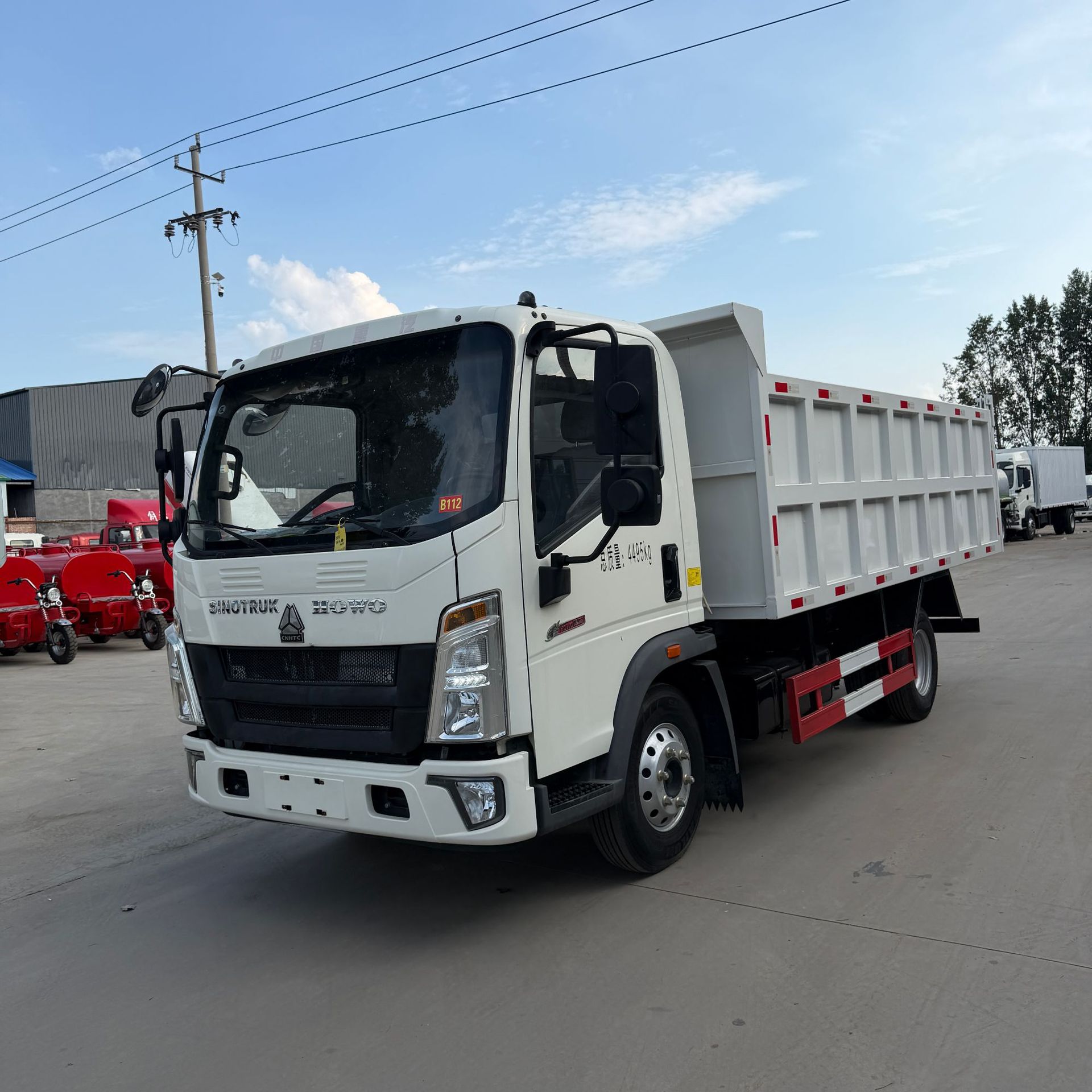 Howo 4x2 single-axle dump truck, exported to African construction sites, hydraulic dump truck for transporting rubble and soil