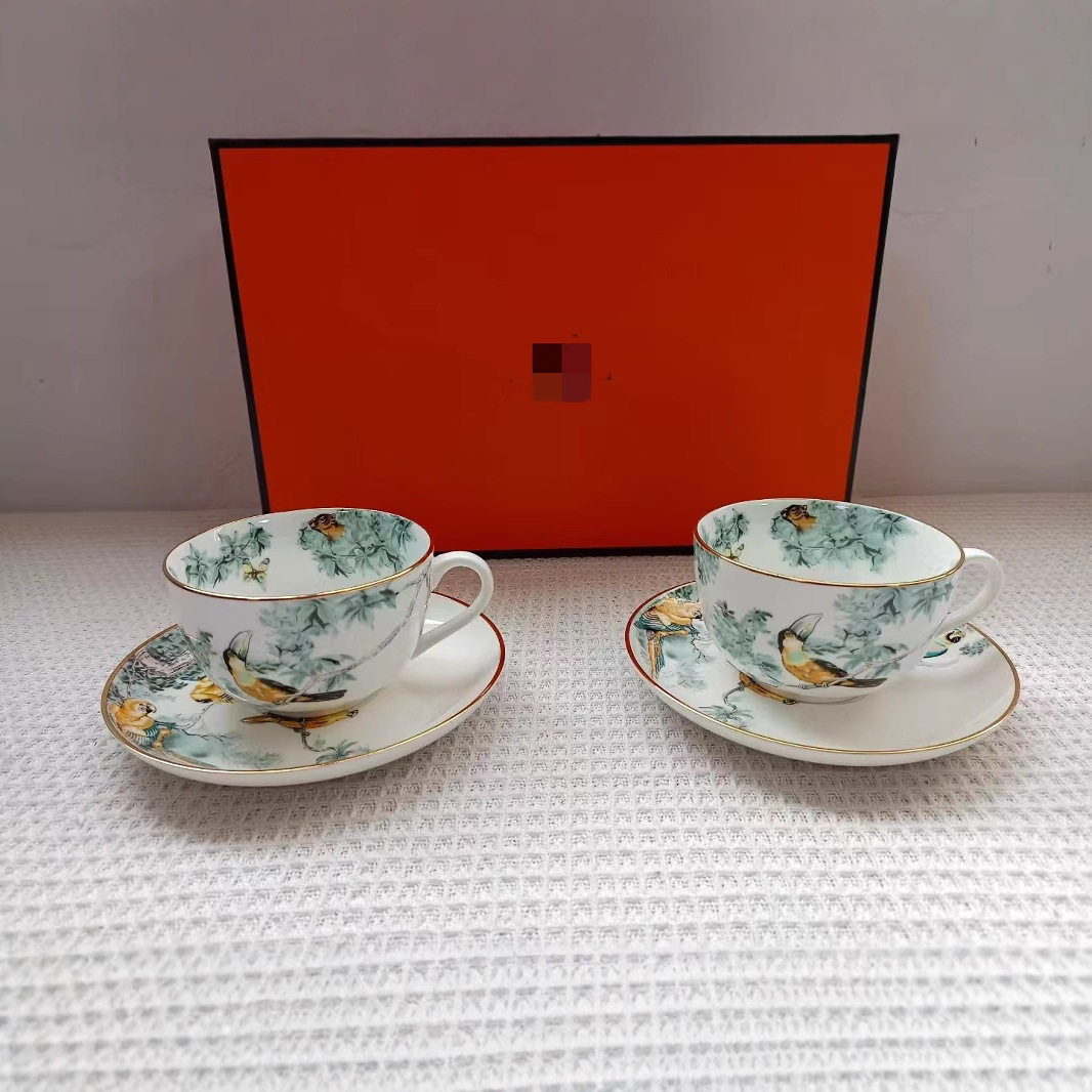 Lujo ligero de estilo europeo, porcelana de hueso de la selva ecuatorial, taza de café, platillo, taza de té de la tarde, juego de caja de regalo, regalo de boda de cumpleaños