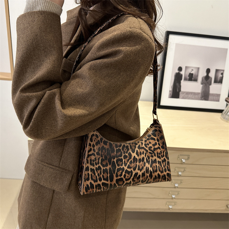 2024 nuevo bolso de moda coreano de moda bolso de mujer de moda estampado de leopardo bolso de hombro de brazo bolso de palo