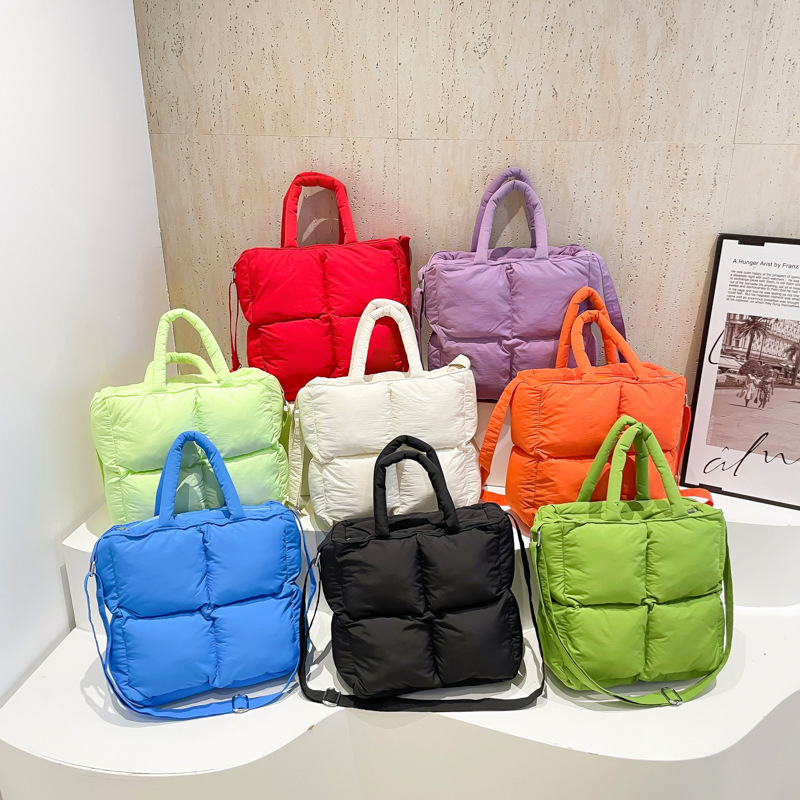 2024 nueva chaqueta de algodón, bolso de plumas, bolso de hombro acolchado, bolso de mensajero, bolso cuadrado pequeño para mujer, bolso pequeño de estilo occidental ligero