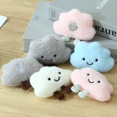 アニメの雲の形のぬいぐるみのブローチはかわいいリュックサックの人形のかばんを掛けて鍵を掛けて人形の人形をつかみます。