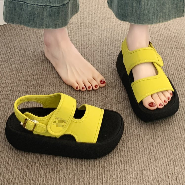 Sandalias de suela gruesa de explosión para mujeres de verano 2026 nuevas explosiones de suela suave no se cansan pies de mujer zapatos casuales de playa romanos