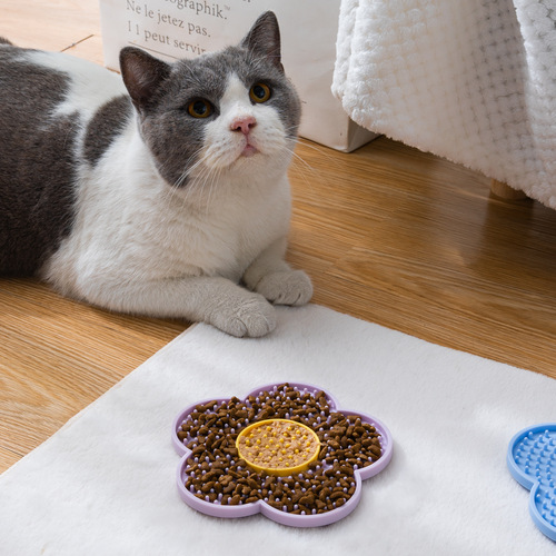 New pet licking mat Sunflower two-color silicone pet licking tray Cute cat and dog pet supplies