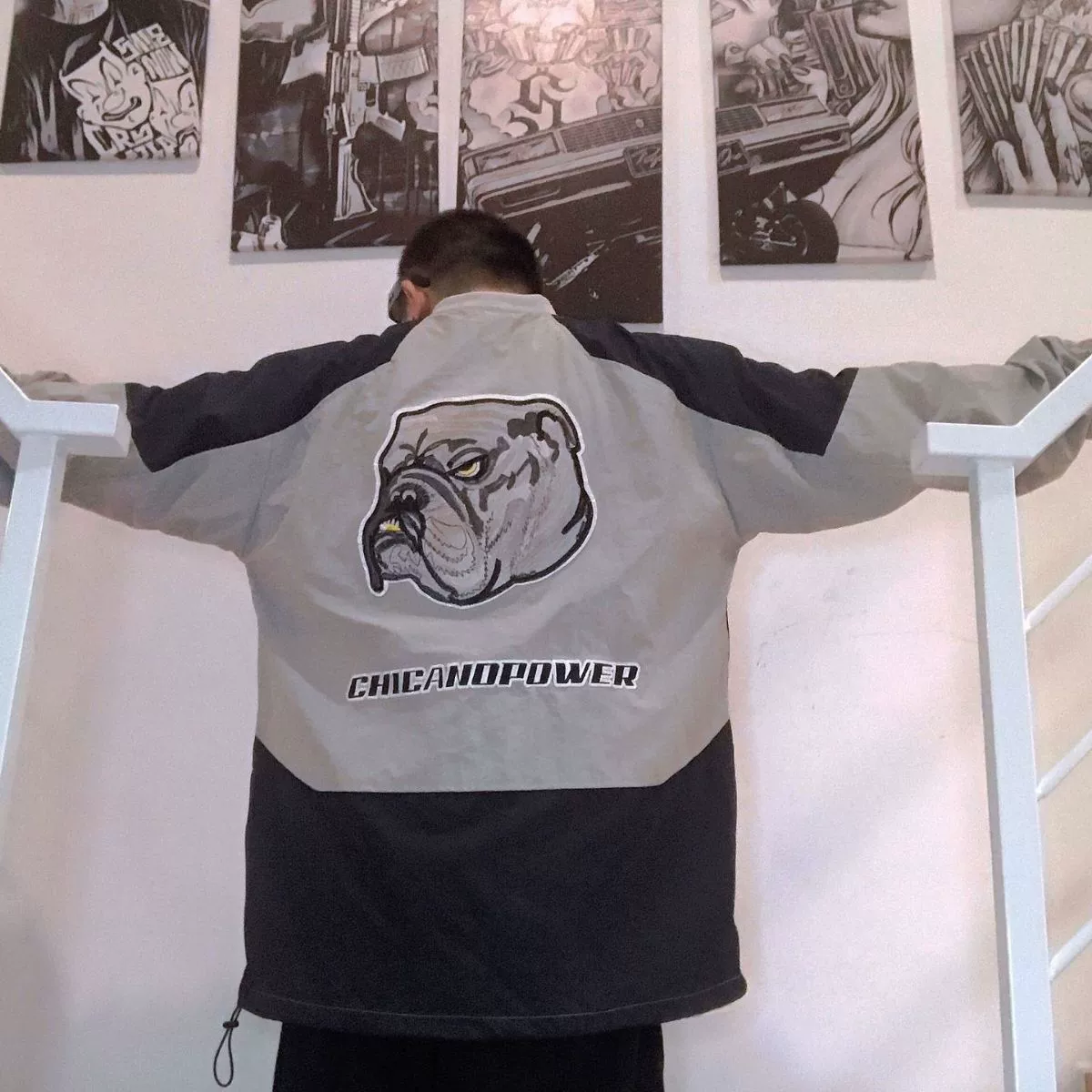 Тонкий плащ в стиле старого американского хип-хопа с вышивкой головы бульдога, незаменимый элемент для уличных танцев.