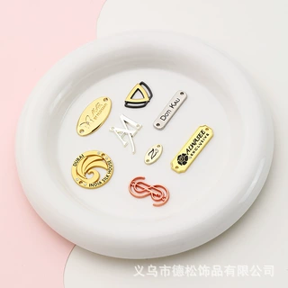 厂家供应五金标牌服装内衣金属铭牌可印logo商标帽子装饰标定zhi