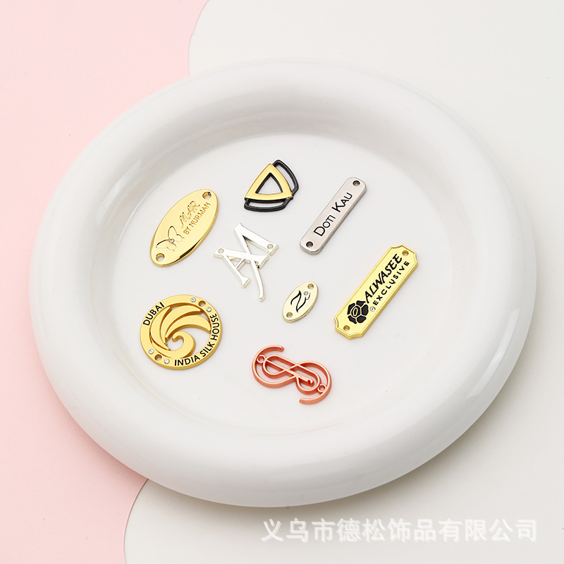 厂家供应五金标牌服装内衣金属铭牌可印logo商标帽子装饰标定zhi