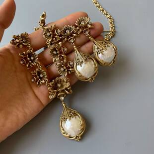 Retro palace style vintage middle-aged temperament necklace earrings set light luxury high-end earrings fashionable earrings