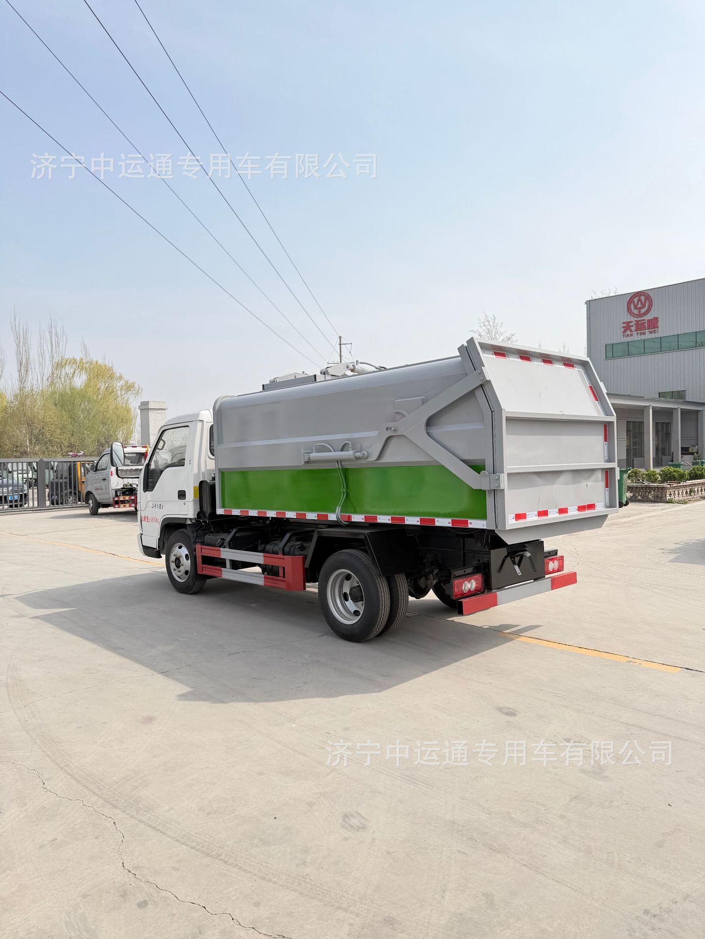 Electric self-loading side-loading garbage truck for residential communities and industrial parks