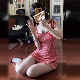 红色格纹吊带连衣裙女2026新款纯欲甜美小个子内搭修身a字裙夏季
