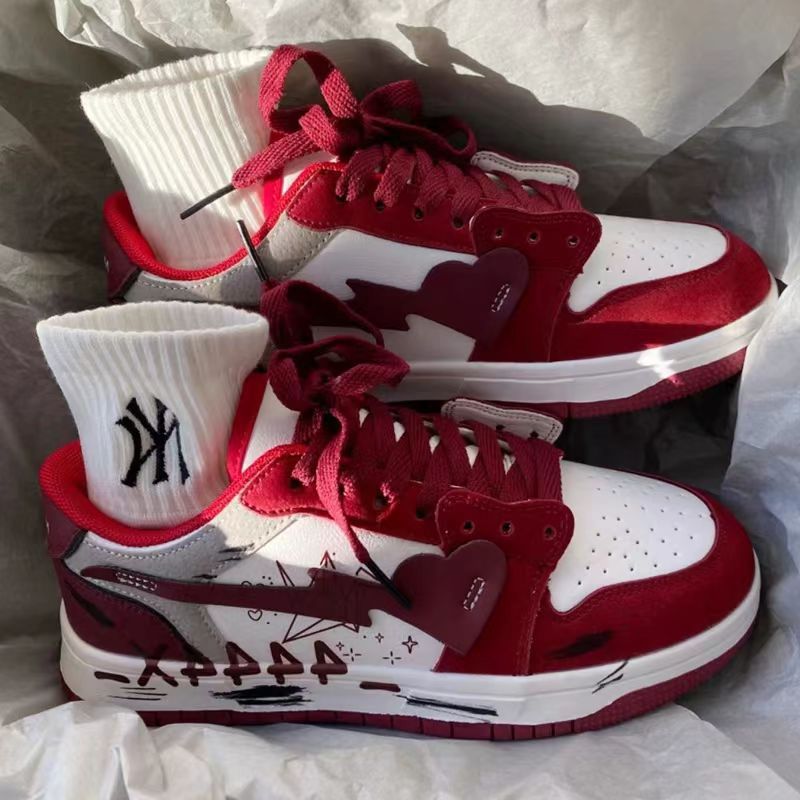 Retro rojo graffiti hacer viejos nichos de chicas corazón skateboardería en la escuela de viento de otoño con zapatos deportivos de lana para estudiantes