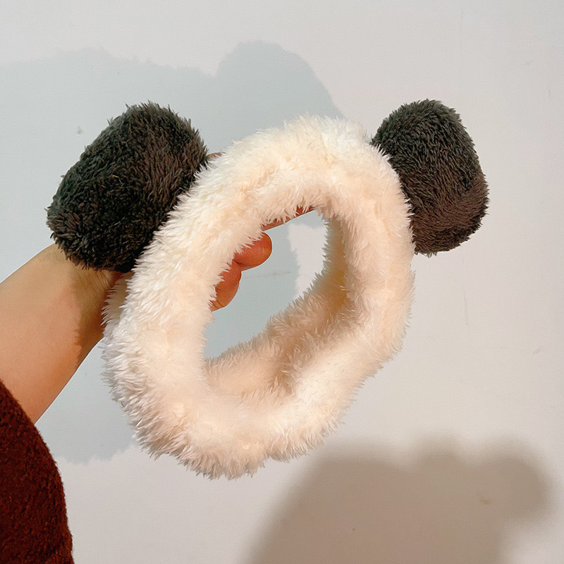 顔を洗って髪を洗って新型の少女の韓国の化粧をつけてマスクの専用のカチューシャをつけます。