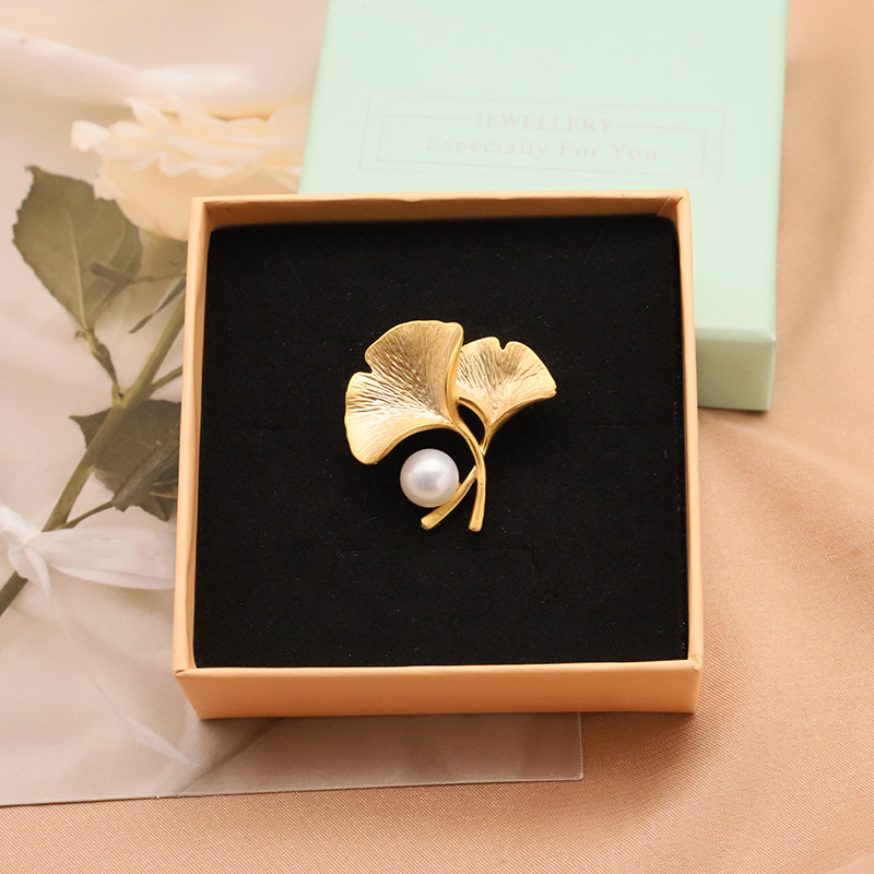 Broche de perlas naturales de agua dulce para mujer, de alta gama, exclusivo, exquisito, broche retro, accesorios populares, venta al por mayor del fabricante.