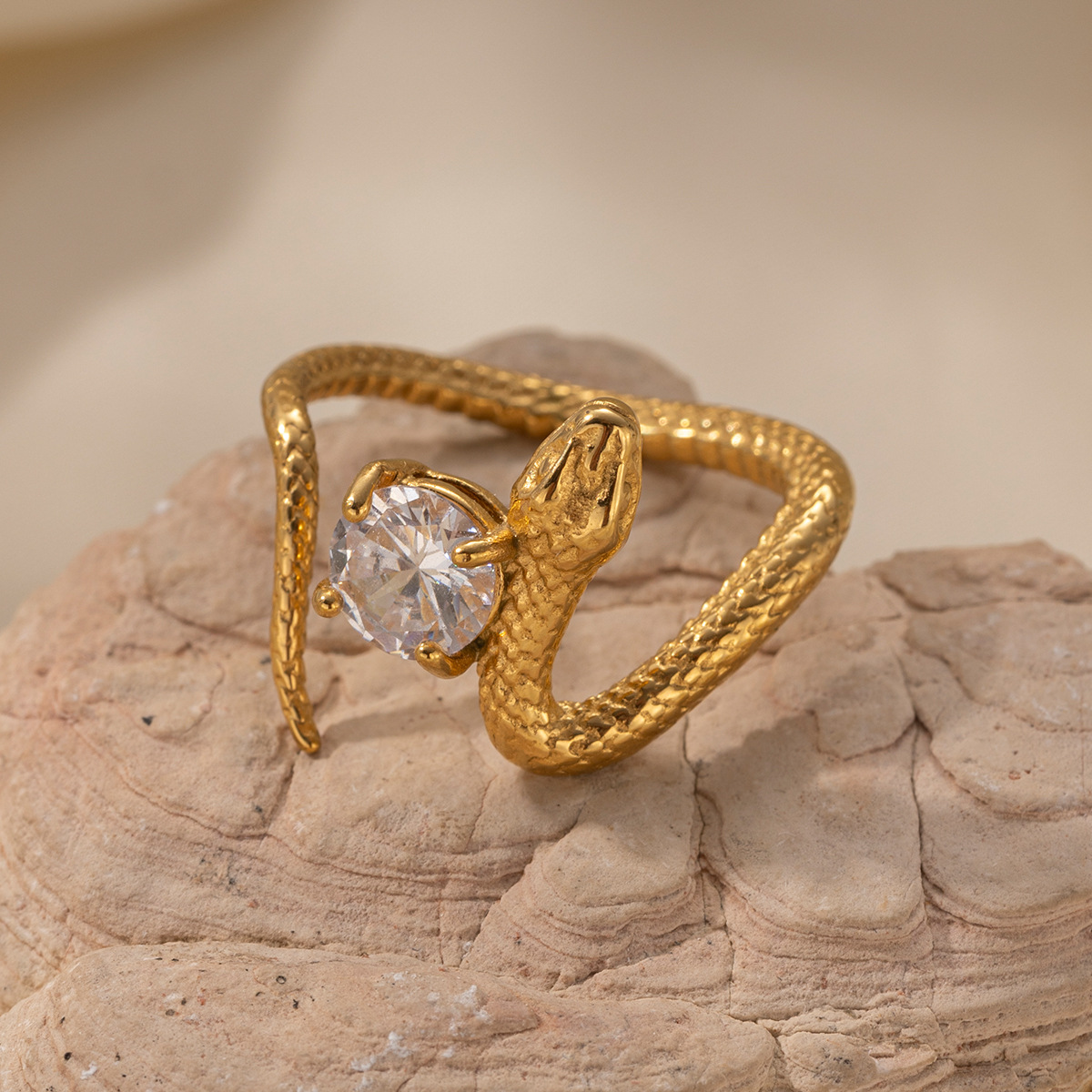 Anillo de acero inoxidable de alta calidad de lujo ligero TINA anillo de zircon incrustado de textura torcida joyería de mano caliente transfronteriza