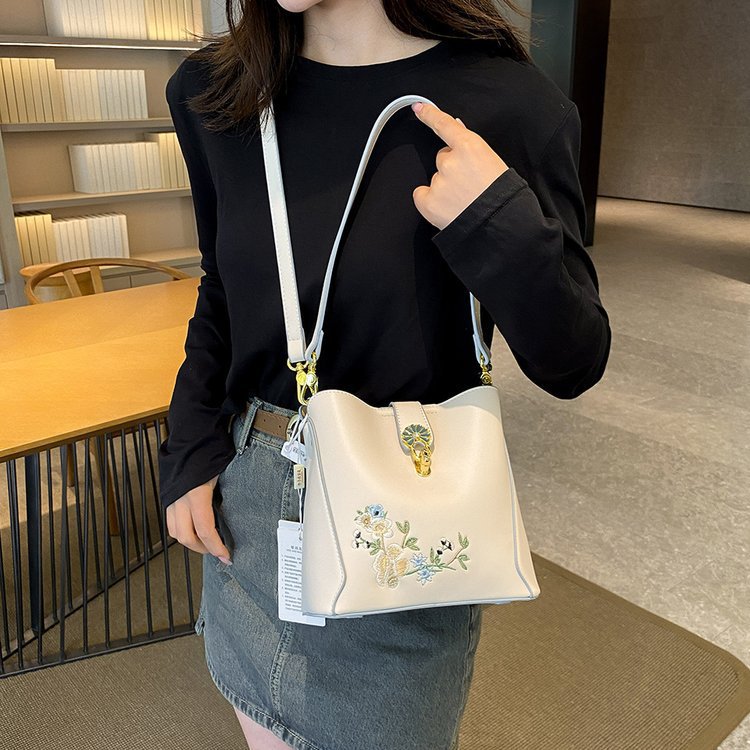 Guofeng bolsa de hombro para mujeres de gran capacidad bolsa de cubo de agua China bordado de color contrastante ocio viaje de otoño nueva bolsa para mujeres