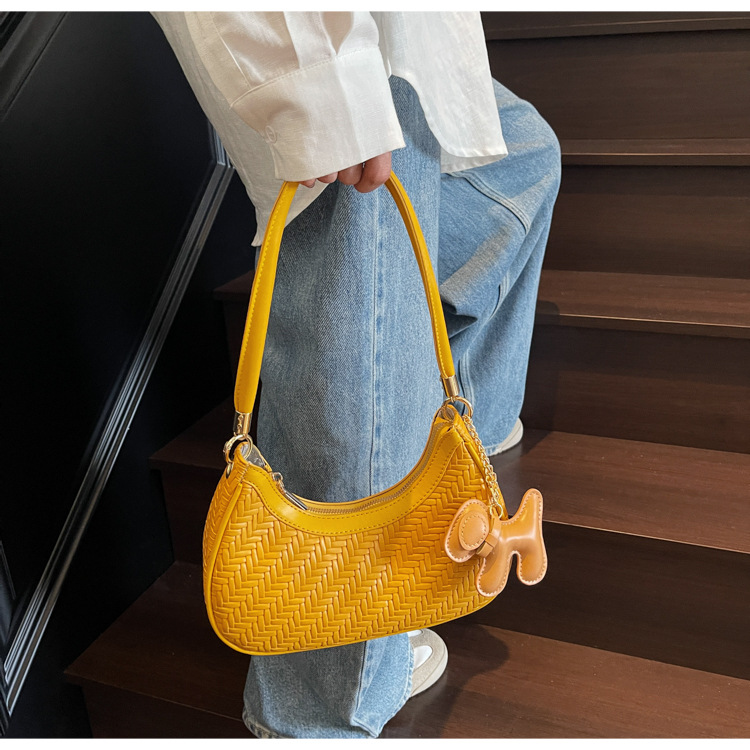 This is a new, trendy and fashionable, simple and retro commuting bag for women in 2025, featuring a soft leather bag with a high-quality texture undefined