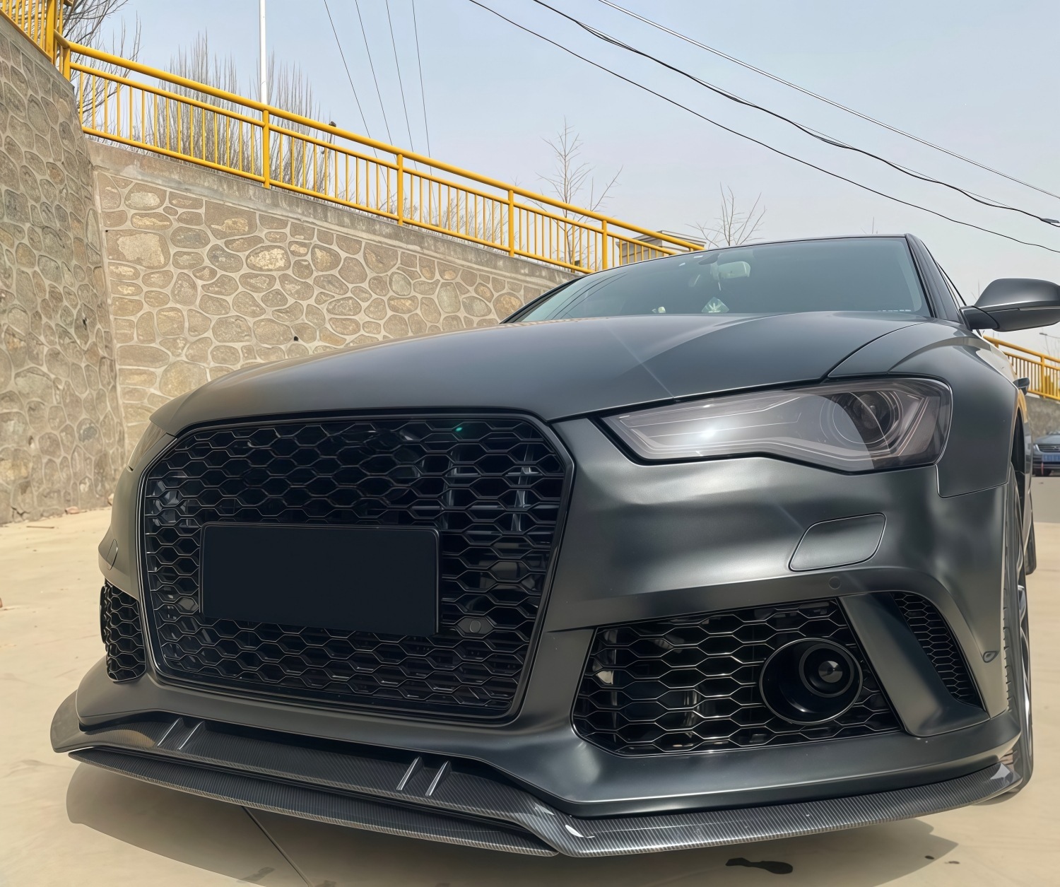 Suitable for Audi A6L models from 2016-2018, this is an upgrade kit for modifying the front bumper to resemble the RS6, including the front grille and bumper