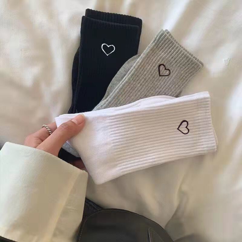 靴下の女性の中筒の韓国版insの潮流の愛の刺繍のスポーツの靴下の純色はシンプルです。|undefined