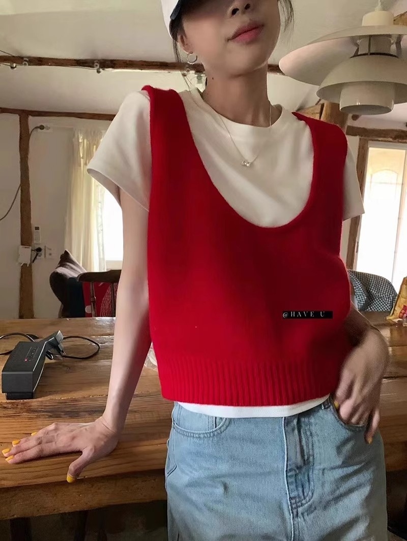 ウールニットのベストuネックの弾力性が短いです。