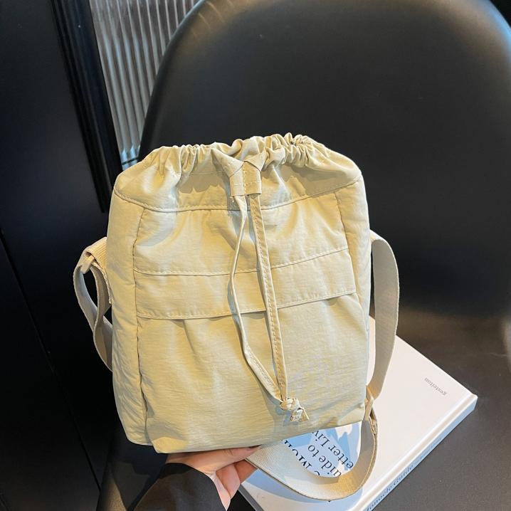 Bolsa de cubo de tela de nylon para damas 2025 nueva bolsa de hombro simple casual de estilo universal bolso de mochila de herramientas ligero