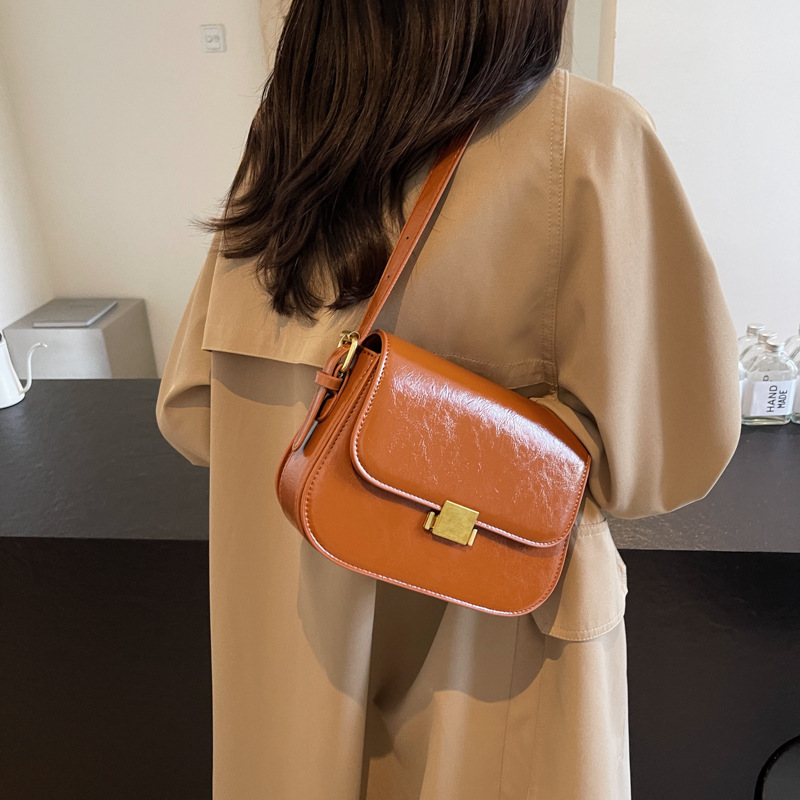 Alta sensación retro simple bolso cuadrado para mujeres 2024 nuevo estilo universal bolso de hombro de estilo extranjero bolso de brazo de viaje de moda