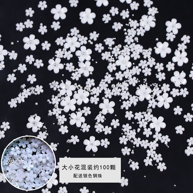 Popular manicura popular en línea pequeña flor blanca tamaño blanco mezclado flor de cinco pétalos con pequeña bola de acero tridimensional decoración de uñas de resina