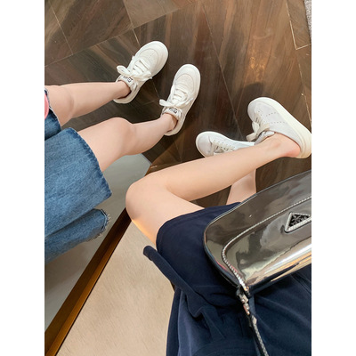 Versión de piel de vaca ~ grapa madre con los mismos zapatos de skate de cuero que hacer viejos zapatos sucios muffins aumentan la altura de los zapatos casuales pequeños zapatos blancos mujeres