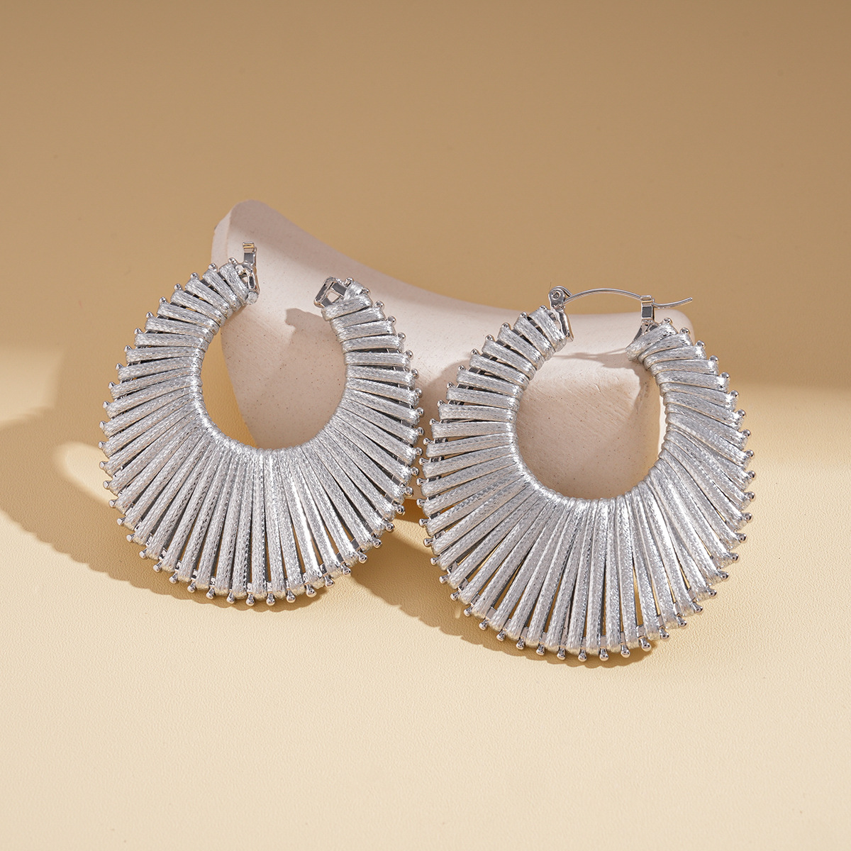 Europa y los Estados Unidos transfronterizos otoño y invierno trenzado hueco geometría broches redondos bohemios personalidad nicho de alta sensación pendientes para mujeres
